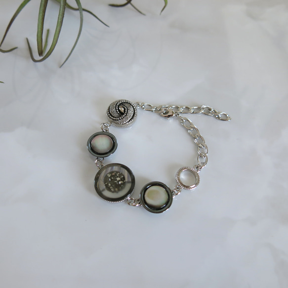 シェル　貝　ブレスレット　ヴィンテージ　ビンテージ　アンティーク　古着 グレー×シルバー×シェル ヴィンテージボタンが連なるブレスレット 高級