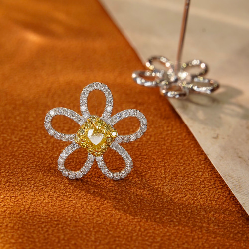 花モチーフ 天然ダイヤモンドピアス0.8ct k18 ピアス（スタッド・一粒