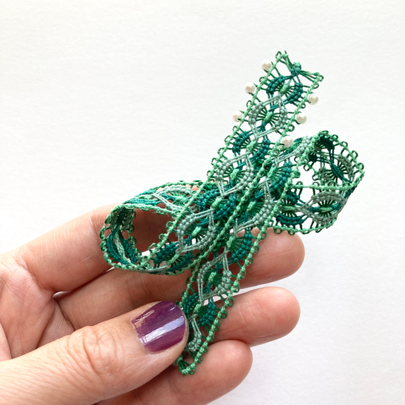 糸のリボンモチーフのブローチ　コサージュ　グリーン　(ロング) ニャンドゥティ 5枚目の画像