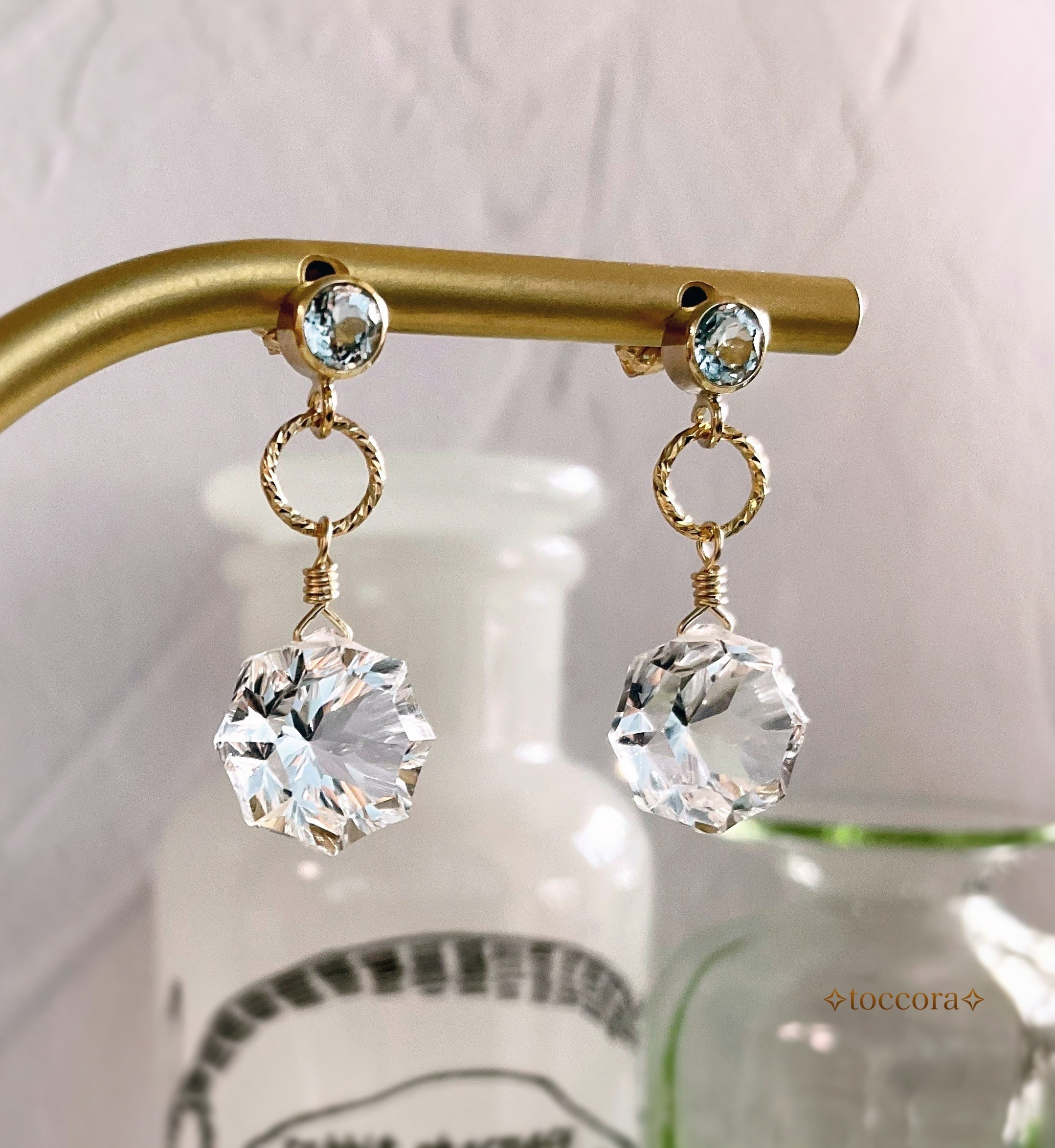 天然石と14kgfꕤ*.スカイブルートパーズにオクタゴンカットクリスタルクォーツが揺れるピアス