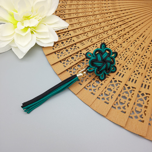 【飾り紐 】＊菊結びの被布飾り(カーキ×深緑) 飾り紐 】＊菊結びの被布飾り(黒×深緑) 七五三 男の子 - メルカリ