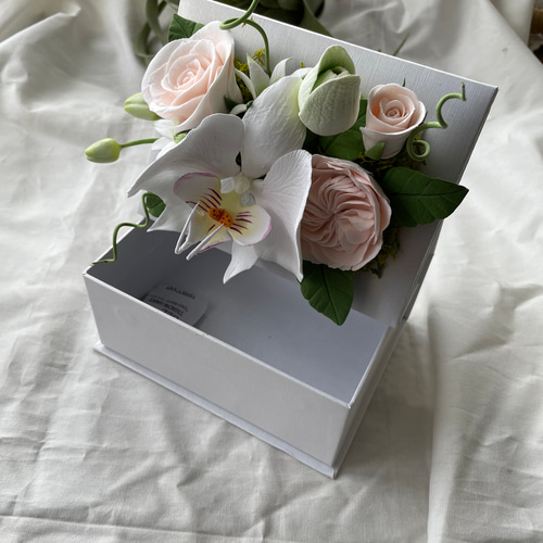 送料無料【粘土のお花】sale!クレイフラワー 胡蝶蘭と薔薇のボックス