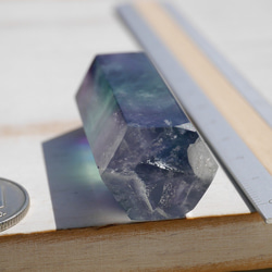 天然石フローライト約51×20mm約39g研磨ポイント六角柱マルチカラー鉱物テラリウム素材[flp-220724-02] 19枚目の画像