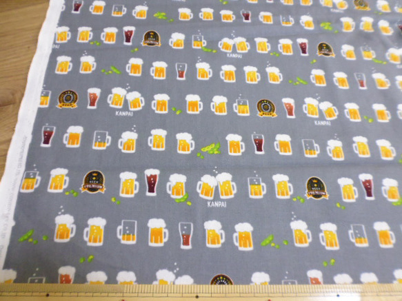 ビール柄(シーチング生地グレー)(50cm×50cm) 3枚目の画像