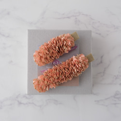 KAH-C -飾る花 ヘアクリップ- 布花のヘアクリップ 2本セット ミルキーオレンジ×ベージュ 染花 2枚目の画像