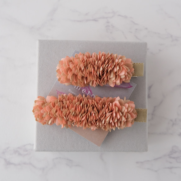 KAH-C -飾る花 ヘアクリップ- 布花のヘアクリップ 2本セット ミルキーオレンジ×ベージュ 染花 1枚目の画像