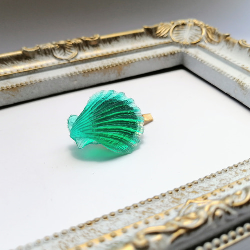 エメラルドグリーンの貝のシンプルポニーフック / レジン / シェル