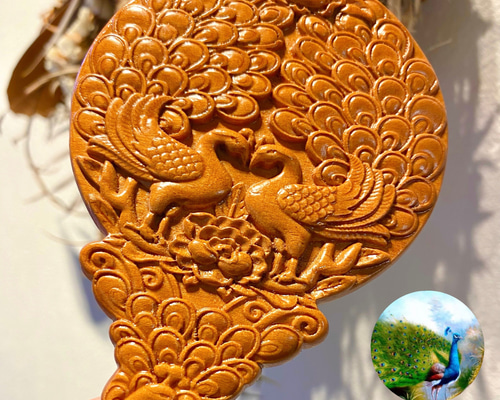 優雅な彩りと幸運を招く　孔雀　ステンドグラス　風水お守り 優雅な彩りと幸運を招く 孔雀 ステンドグラス 風水お守り