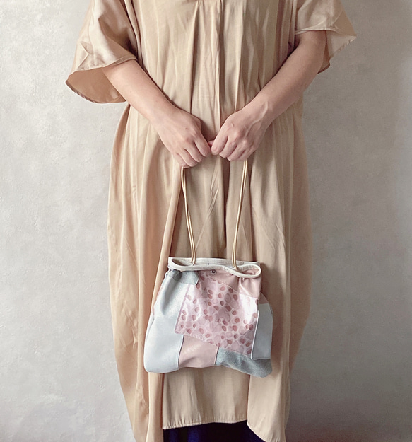 【一点物再販無し】ラージサイズ 巾着バッグ 本革 パッチワーク       シープ キラキラ シルバー ピンク 10枚目の画像