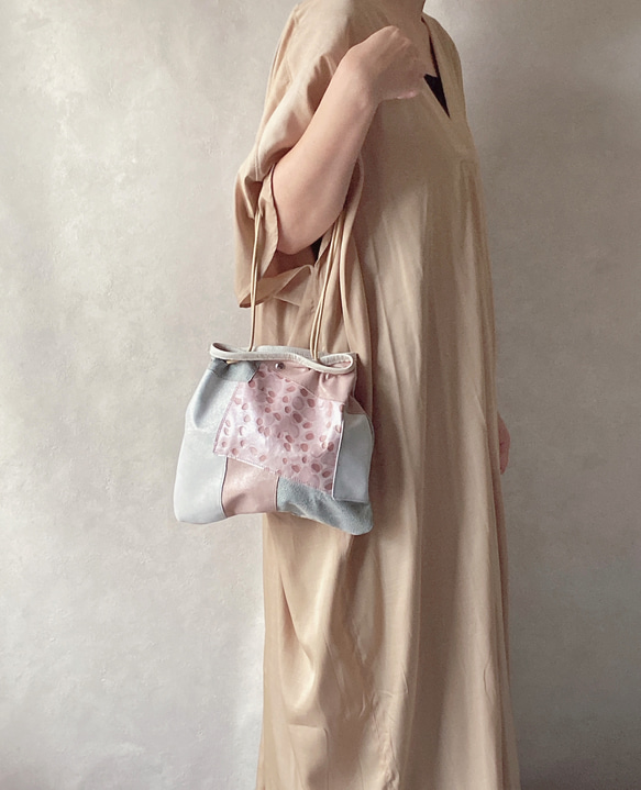 【一点物再販無し】ラージサイズ 巾着バッグ 本革 パッチワーク       シープ キラキラ シルバー ピンク 1枚目の画像