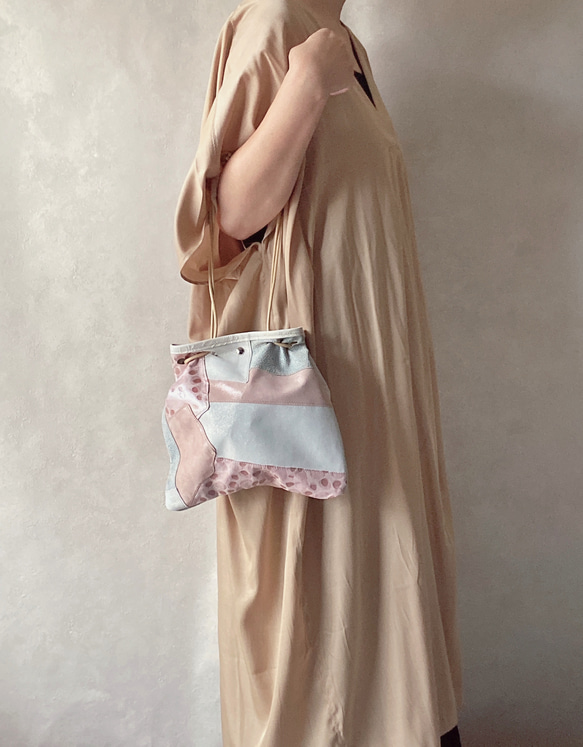 【一点物再販無し】ラージサイズ 巾着バッグ 本革 パッチワーク       シープ キラキラ シルバー ピンク 9枚目の画像