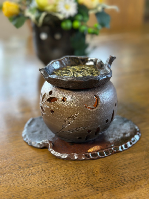 Créme Éclipse アンティーク 円形 ティン缶 満月 3月末まで出品 再販】満月と三日月の灯りが揺れる焼き締め茶香炉 癒しの香り