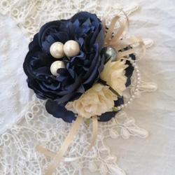 附帶包裝♡美麗的胸花，高貴的藍色毛茛和白玫瑰 入學典禮 畢業典禮 第4張的照片