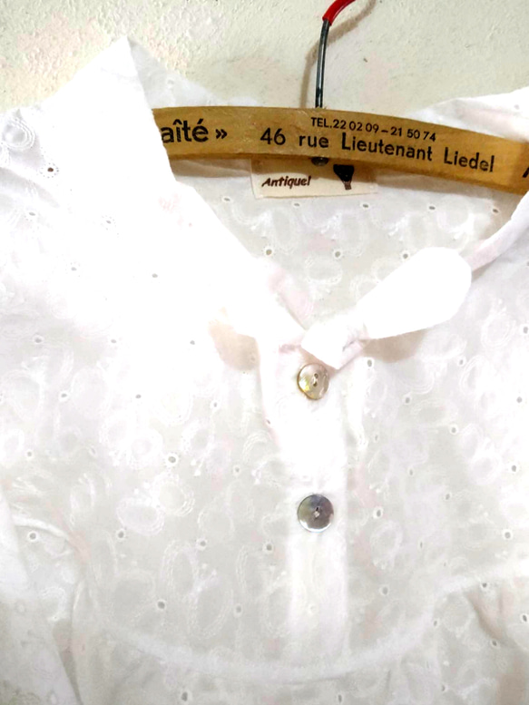 受注製作✨刺繍ちょうちょのギャザーブラウス 丸リボン 8分袖 6枚目の画像