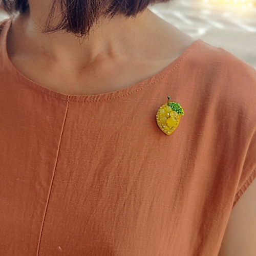爽やかイエロー! レモン☆ビーズ刺繍ブローチ ブローチ beads