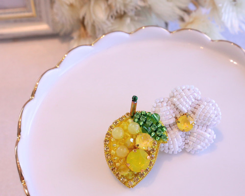 M.K.R.K⭐︎ レモン オレンジ ビーズ 刺繍 ブローチ ハンドメイド M.K.R.K⭐︎様専用 レモン オレンジ ビーズ 刺繍 ブローチ