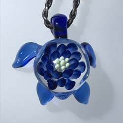 花模様のウミガメペンダント　　青 2枚目の画像