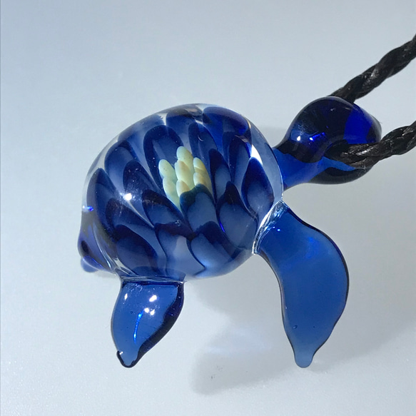 花模様のウミガメペンダント　　青 1枚目の画像