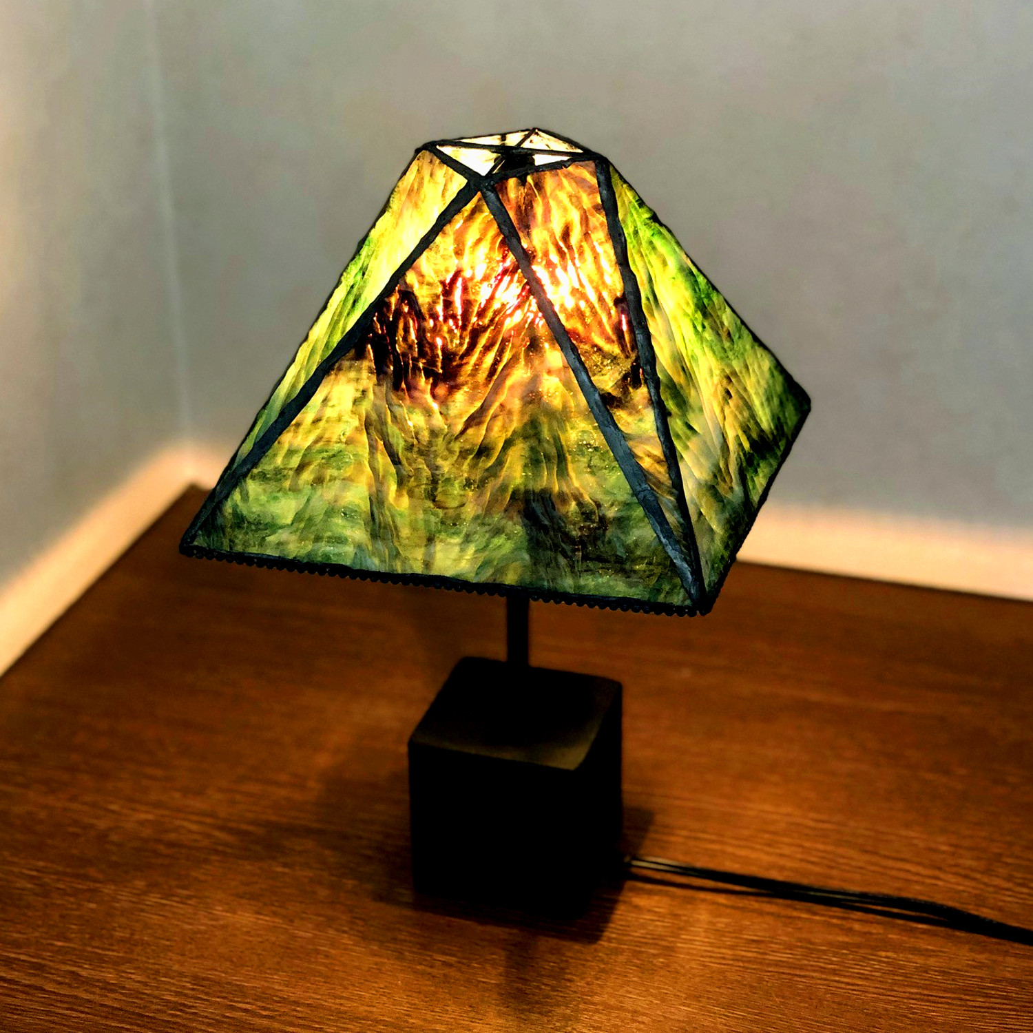 ティファニー調　インテリアスタンド　ステンドグラスランプ　向日葵　蝶　インテリア ティファニー調 インテリアスタンド ステンドグラスランプ 向日葵 蝶