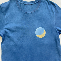 送料無料　"三日月と雷"  藍染オーガニックコットン　絞り染め 空　Tシャツ 2枚目の画像