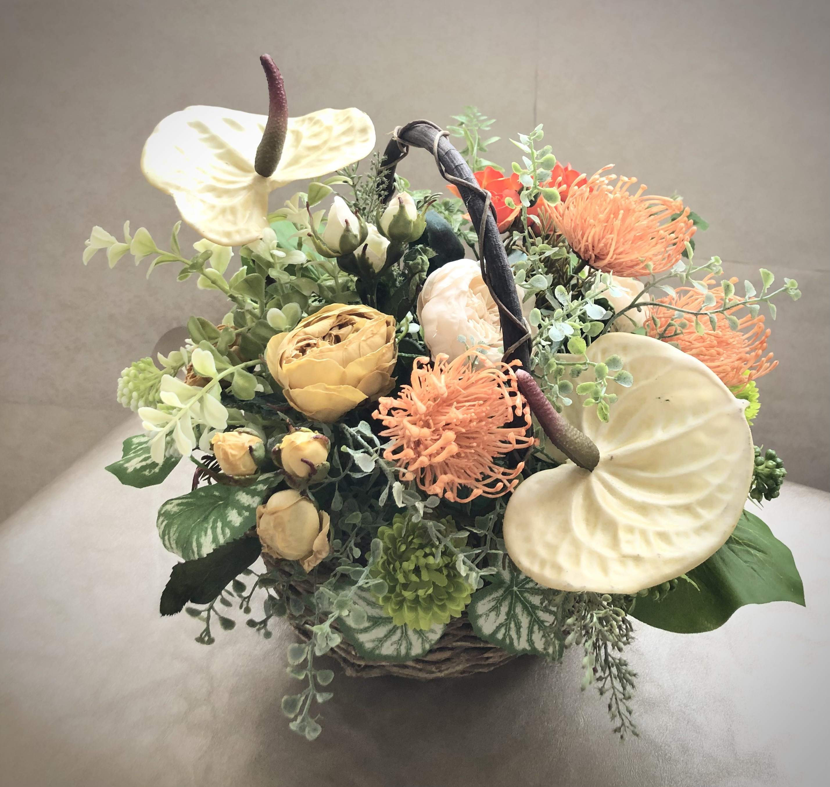 アンスリュウムとピンクッションのトロピカルカゴアレンジメント　アーティフィシャルフラワー