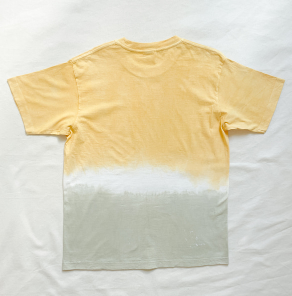 送料無料ナチュラルな "Tropical Time" 優しく淡い黄色と緑に泥染したオーガニックコットンTシャツ 4枚目の画像