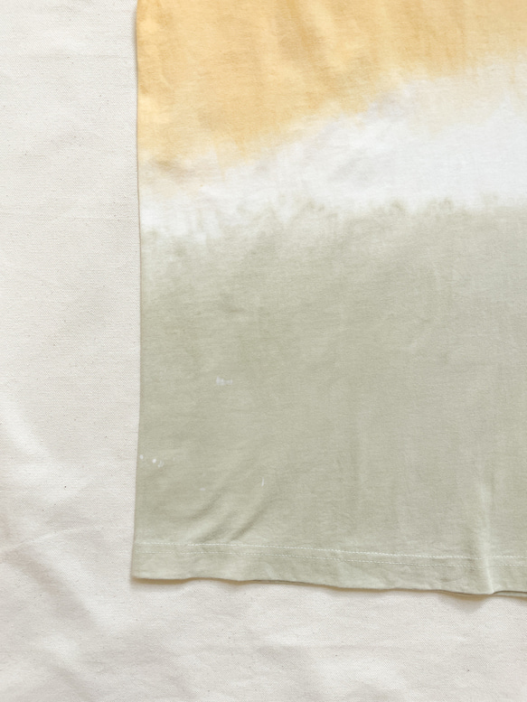 送料無料ナチュラルな "Tropical Time" 優しく淡い黄色と緑に泥染したオーガニックコットンTシャツ 3枚目の画像