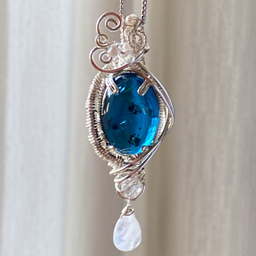 深海のようなブルーカラーアンバーのワイヤージュエリー ネックレス