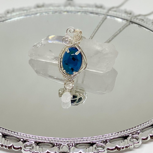 深海のようなブルーカラーアンバーのワイヤージュエリー ネックレス