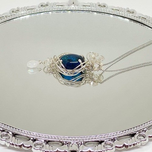 深海のようなブルーカラーアンバーのワイヤージュエリー ネックレス