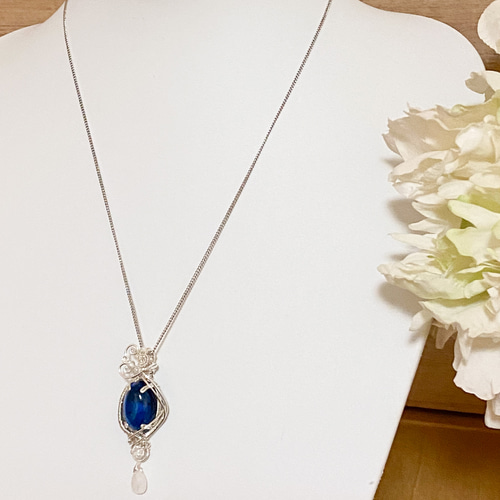 深海のようなブルーカラーアンバーのワイヤージュエリー ネックレス