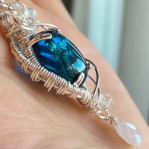 深海のようなブルーカラーアンバーのワイヤージュエリー ネックレス