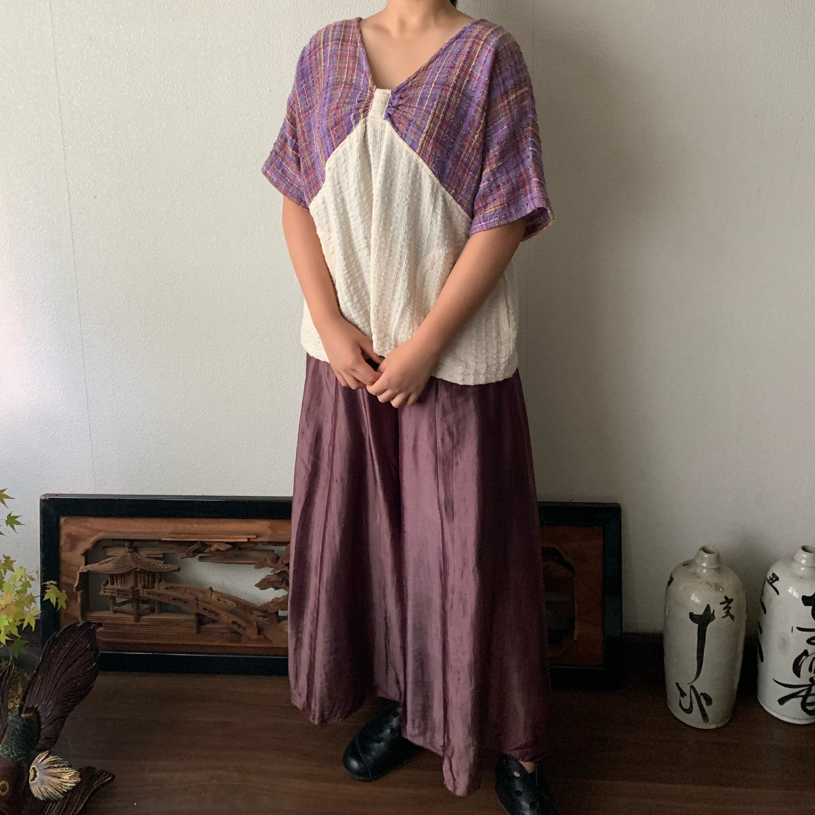 手織り綿バタフライブラウス　胸元のデザインがバタフライを連想させるようなドルマントップ　白地紫ミックス