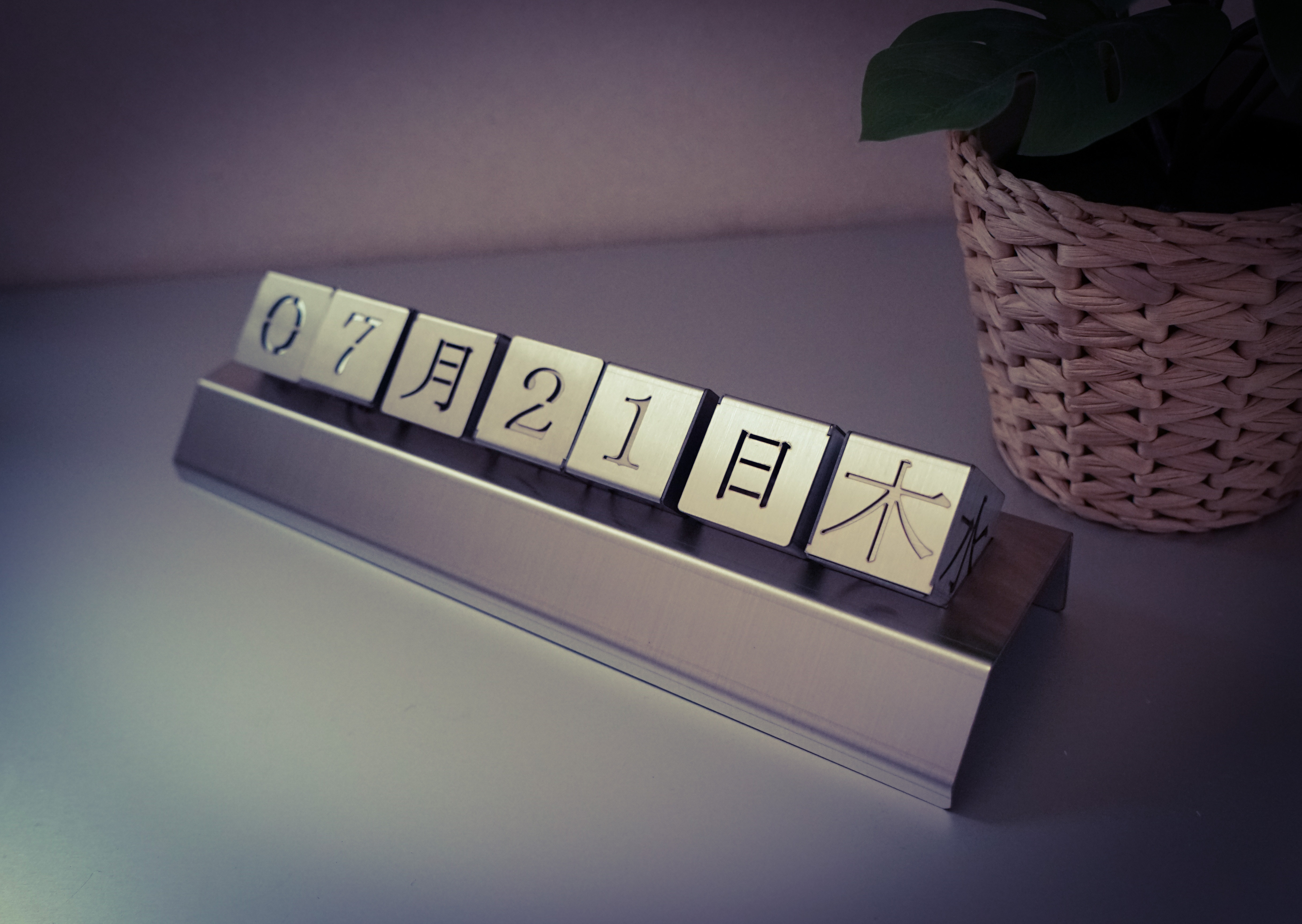 ステンレス製　万年カレンダー　L【職人手作り】名入れ可 オフィスにぴったり、記念品やギフトに