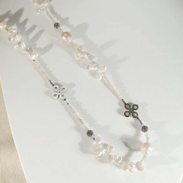 本真珠（淡水パール）と貝パーツ、ムーンストーン、ラブラドライト、SV925のロングネックレス（さざれ、黒蝶、ロジウム） 2枚目の画像