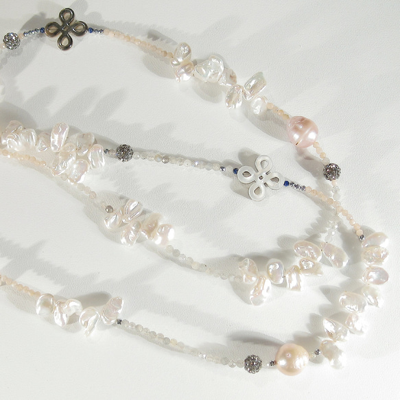 本真珠（淡水パール）と貝パーツ、ムーンストーン、ラブラドライト、SV925のロングネックレス（さざれ、黒蝶、ロジウム） 3枚目の画像
