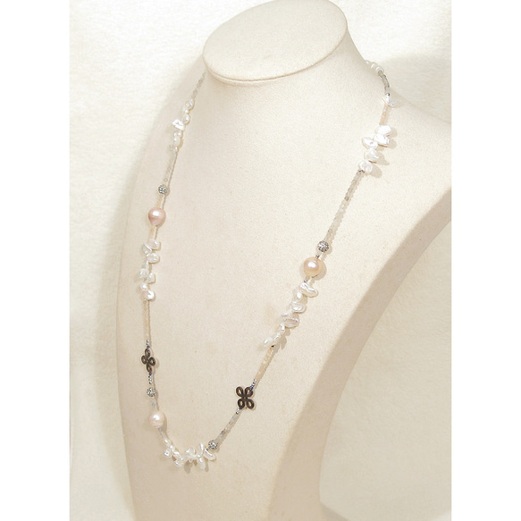 本真珠（淡水パール）と貝パーツ、ムーンストーン、ラブラドライト、SV925のロングネックレス（さざれ、黒蝶、ロジウム） 7枚目の画像
