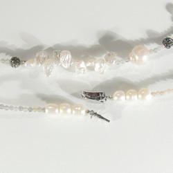 本真珠（淡水パール）と貝パーツ、ムーンストーン、ラブラドライト、SV925のロングネックレス（さざれ、黒蝶、ロジウム） 4枚目の画像