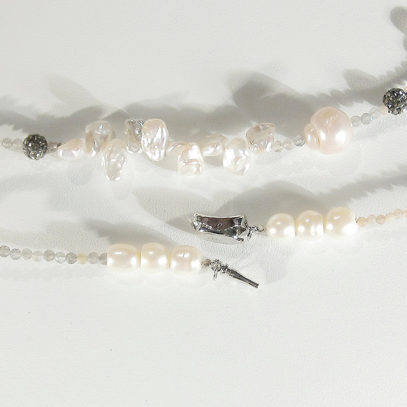 本真珠（淡水パール）と貝パーツ、ムーンストーン、ラブラドライト、SV925のロングネックレス（さざれ、黒蝶、ロジウム） 4枚目の画像