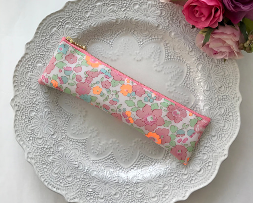 リバティ ラミネート 中身が見えるペンケース・ベッツィbetsyナデシコピンク リバティ ラミネートのスリムペンケース ベッツィ ペンポーチ