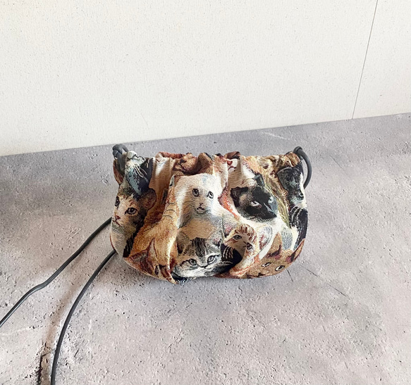ムーンギャザーバッグ  オランダ製輸入コブラン生地 猫柄 ハンドメイド 1枚目の画像