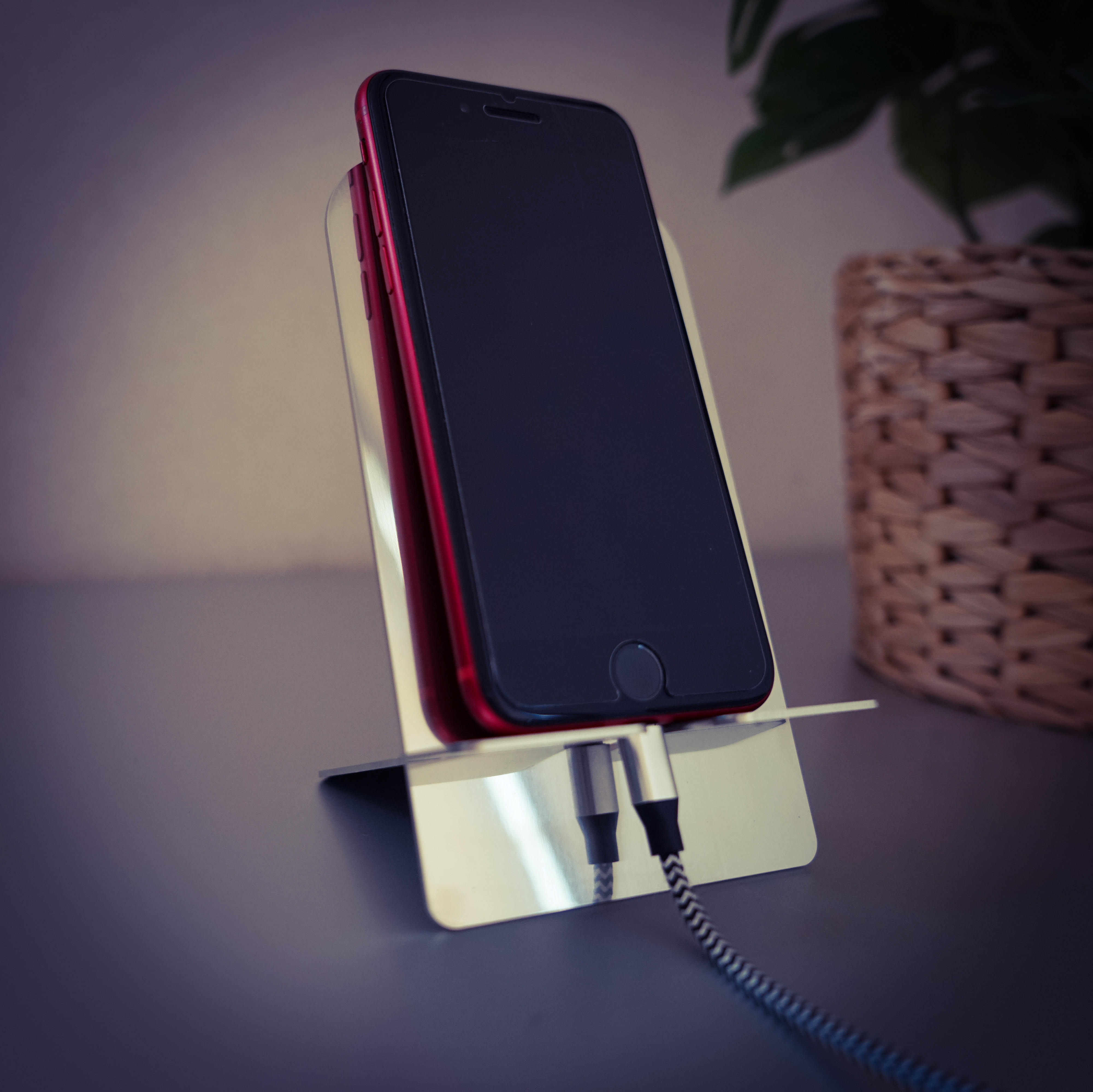 ステンレス鏡面加工 スタイリッシュなスマホスタンド／レシピスタンド