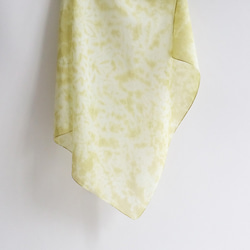 タニ手作りオリジナルレンダリングマスタードグリーンシルクスカーフ-美しい自然染色植物染めスカーフヘッドスカーフスクエアヘッドバン 2枚目の画像
