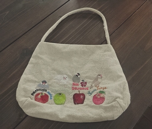 リンゴと文鳥の手刺繍ミニバッグ 2枚目の画像