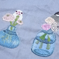 ガラスの花瓶と文鳥の手刺繍バッグ 7枚目の画像