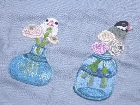 ガラスの花瓶と文鳥の手刺繍バッグ 7枚目の画像