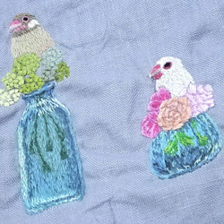 ガラスの花瓶と文鳥の手刺繍バッグ 8枚目の画像