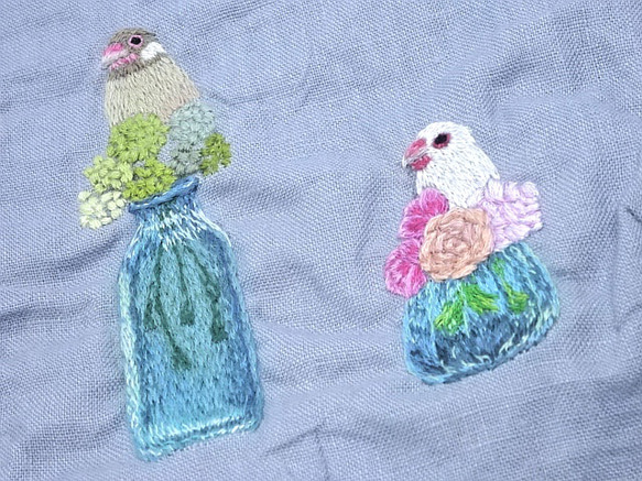 ガラスの花瓶と文鳥の手刺繍バッグ 8枚目の画像