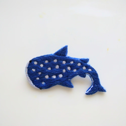 【送料無料】ジンベイザメの刺繍ブローチ 2枚目の画像