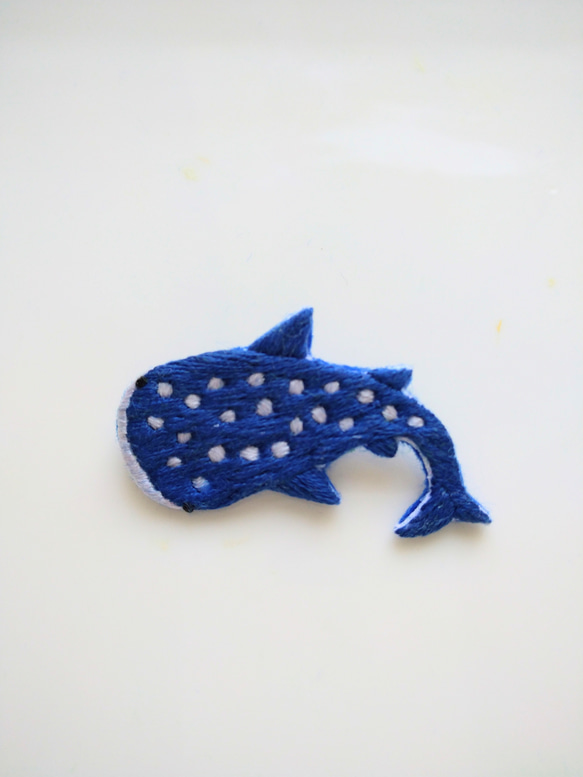【送料無料】ジンベイザメの刺繍ブローチ 2枚目の画像